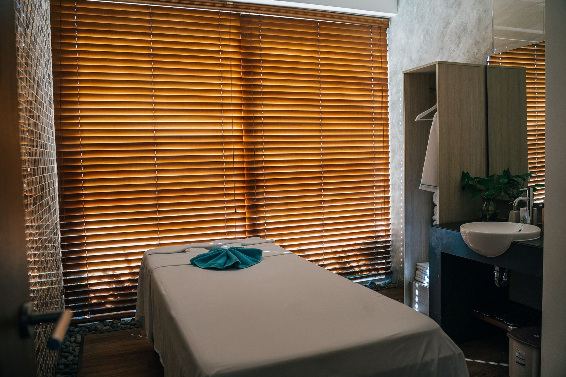 Cabine de soin et table de massage apaisante à la Maison Solène, institut de beauté à Ngor